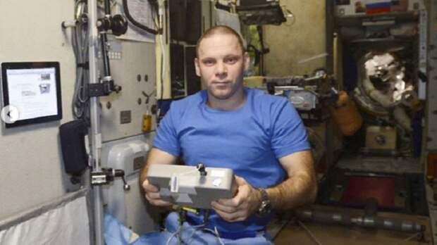 Космонавты на МКС начали бить себя штырем по пальцу и прижигать руку термощупом