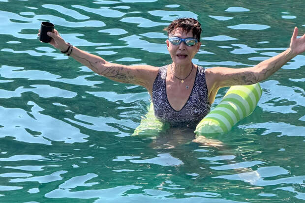 70-летняя Ирина Хакамада показала фото в купальнике