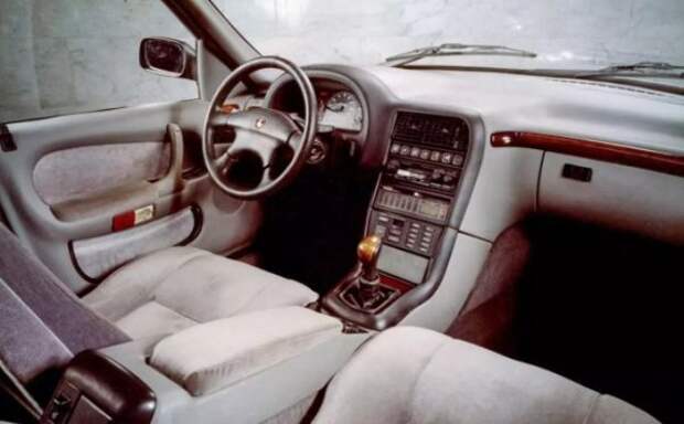 Интерьер автомобиля проектировался с нуля, а некоторые мотивы в нем были использованы при создании более поздних моделей, в том числе огромной «Волги» ГАЗ-3110.