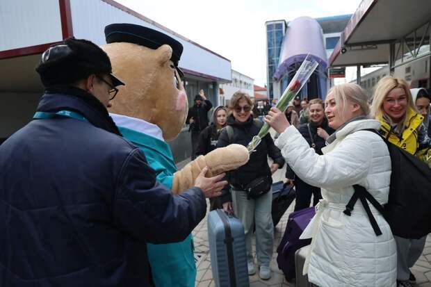 8 марта на вокзале Симферополя путешественниц встретили тюльпанами