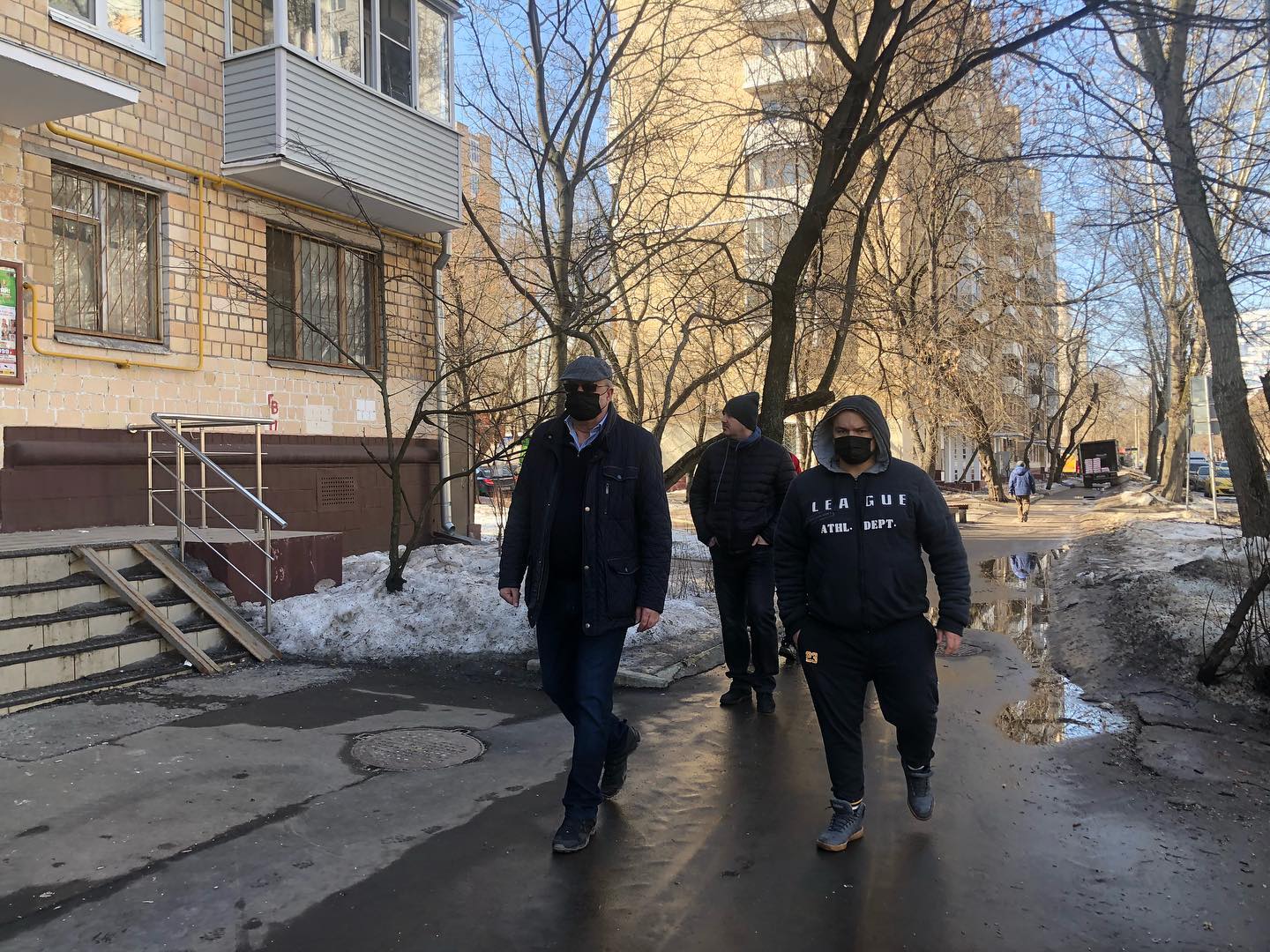 Возможно, это изображение (один или несколько человек, люди стоят и на открытом воздухе)