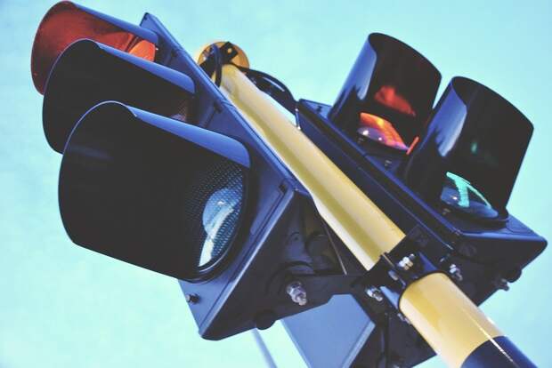Сломанный светофор в Некрасовке посеял хаос на перекрестке