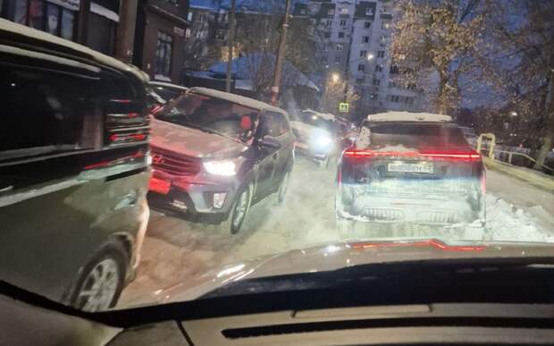 Не разъехаться: в Рязани водители жалуются на узкие из-за снежных отвалов дороги