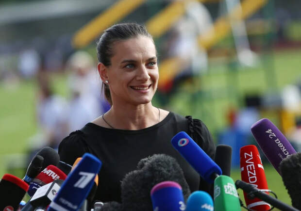 Елена Исинбаева отреклась от России. Но выгоду от "башни Кремля" имеет