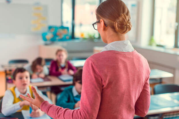 Депутат Останина призвала проверить директора школы в Москве, где ученик унизил педагога