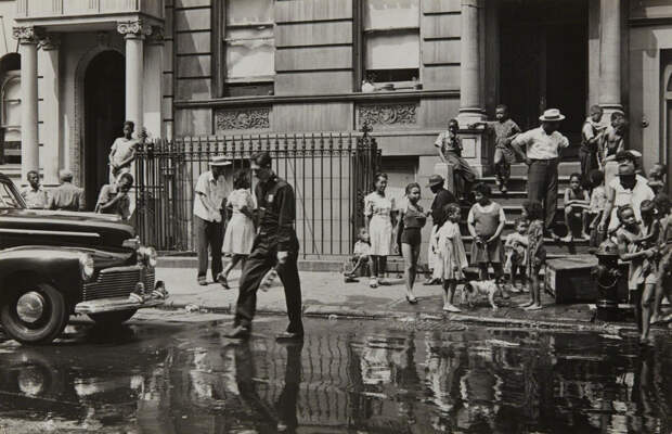 Уличная жизнь Нью-Йорка с 1930-х до 80-х годов в фотографиях Элен Левитт 48