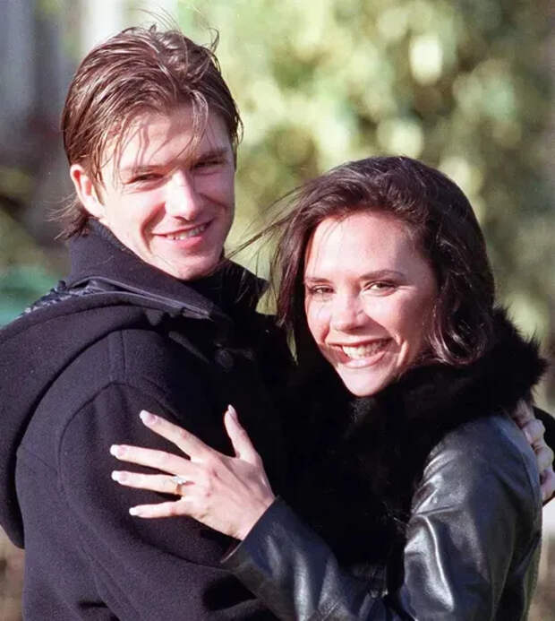 Дэвид и Виктория Бекхэм во время объявления о помолвке в 1998 году/Фото: davidbeckham/Instagram*