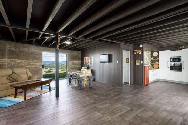 Муж и жена купили водный резервуар и превратили его в роскошный дом