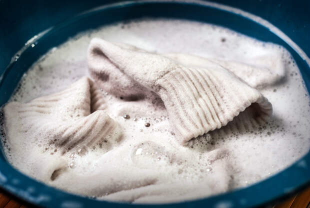 Колючий шерстяной свитер. | Фото: wikiHow.