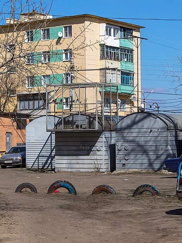 Старые железнодорожные вагоны в России превращают в дачные домики, гаражи и даже голубятни (фото)