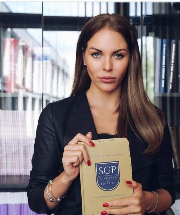 Дочь Сергея Доренко - Ксения Доренко с длинными волосами