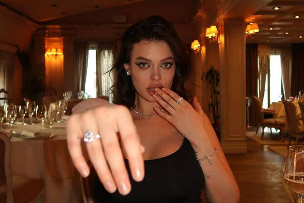 Совращенная в 13 лет модель объявила о помолвке