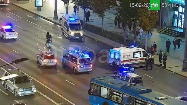 Вспыхнувший с центре Москвы мотоцикл сняли на видео