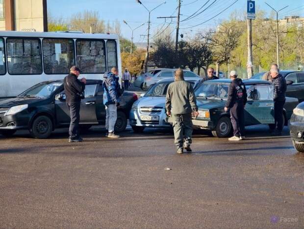 ДТП с участием трёх автомобилей на автостанции "Червоногвардейская" в Макеевке.