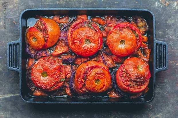 Помидоры, фаршированные тунцом. \ Фото: cookwit.com.