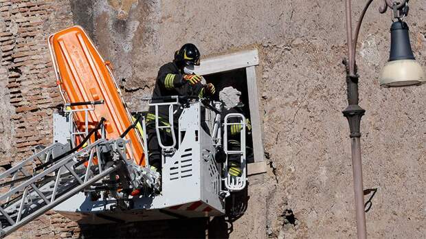 СМИ сообщили о гибели извлеченного из-под завалов башни в Риме рабочего