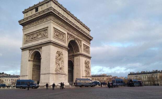 Марин Ле Пен добилась снятия флага ЕС с Триумфальной арки в Париже