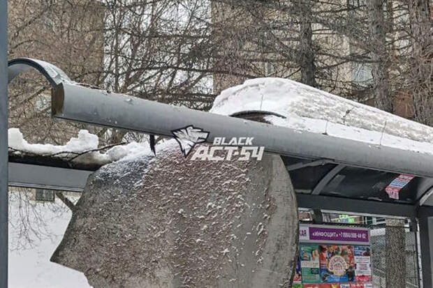 В Новосибирске около станции метро обрушилась крыша остановки