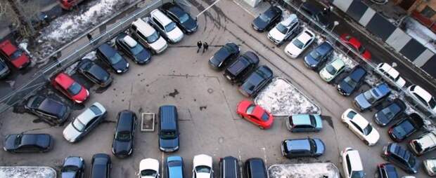Верховный суд запретил автомобилистам парковаться во своих дворах. В чужих пока можно
