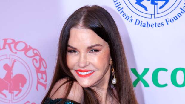 70-летняя супермодель без макияжа попала в объектив папарацци