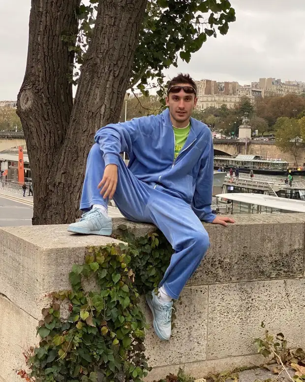 Певица Граймс в одежде российского бренда CH4RM