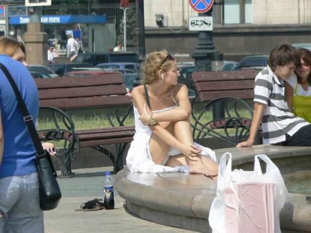 Девушки гуляющие в откровенных нарядах на улице (47 фото)
