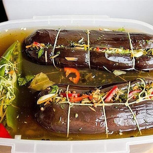 Маринованные баклажаны, начиненные зеленью