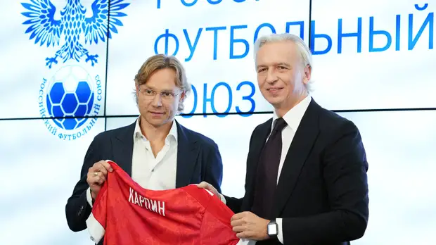 Вручение футболки, подписание контракта и вопрос о Дзюбе: Карпина официально назначили главным тренером сборной России