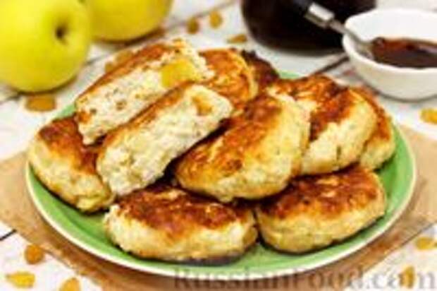 Фото к рецепту: Сырники с рисом, яблоком и изюмом