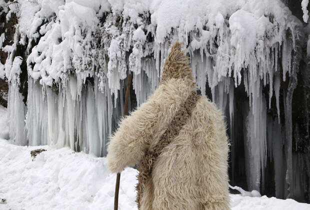 Снежный Человек около замерзшего водопада в Косово