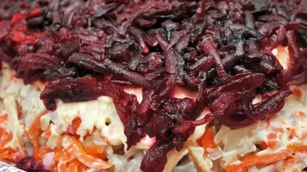 Диетолог Соломатина рассказала, кому может быть вредна сельдь под шубой