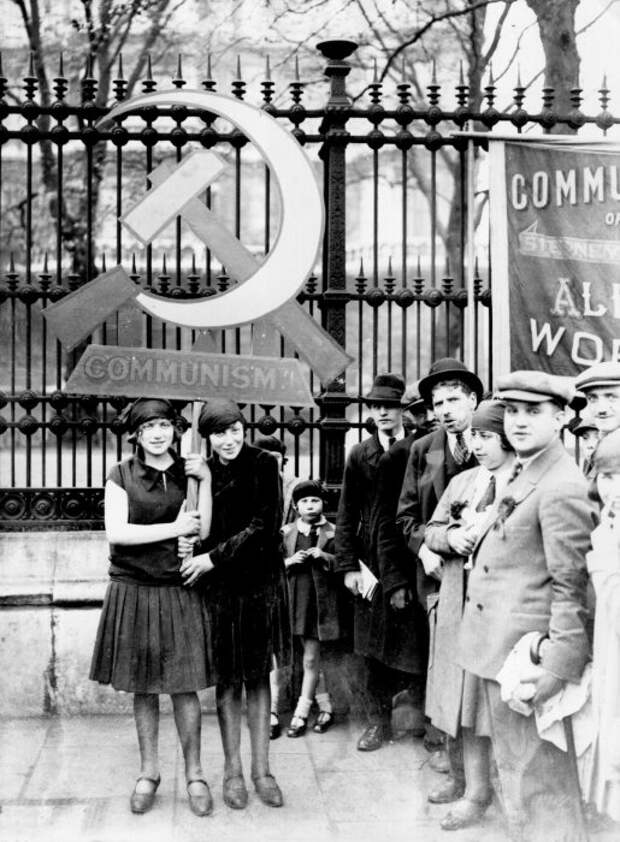 Коммунисты в Лондоне празднуют Первомай в 1928 году.