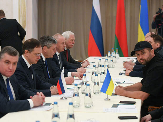 В начале СВО, когда Украина вела переговоры с Россией, главной задачей Киева было создать видимость договороспособности и оттянуть время.