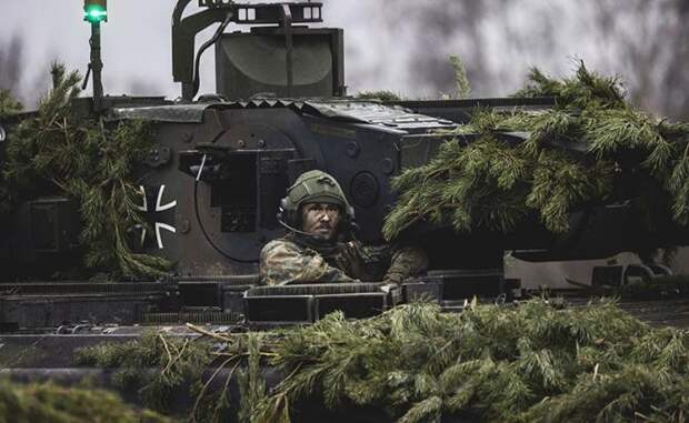 Берлин очень хочет снова увидеть над рейхстагом Красное знамя Победы