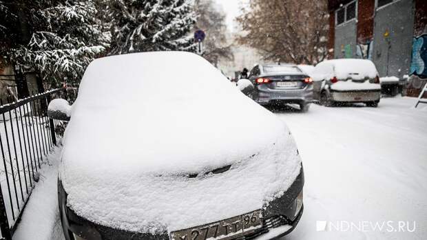 Уральцы стали чаще нанимать помощников, чтобы откопать автомобиль из сугроба