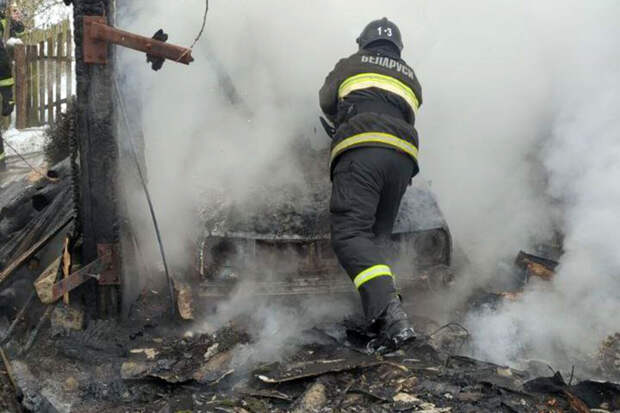 В Белоруссии мужчина устроил пожар, прогревая авто горящими углями