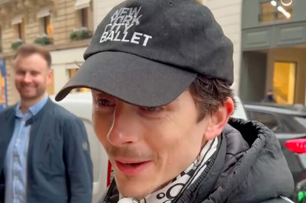 В сети завирусилось видео с Тимоти Шаламе в кепке с намеком на скандальные слова о балете