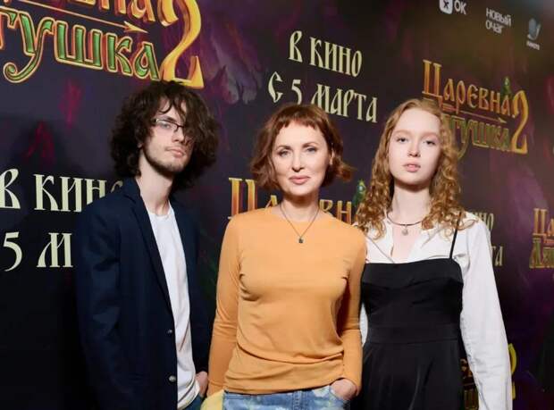 Актриса Елена Ксенофонтова появилась на красной дорожке с детьми