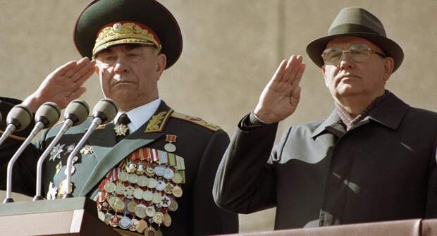 Маршал Д. Язов и президент СССР М. Горбачев 