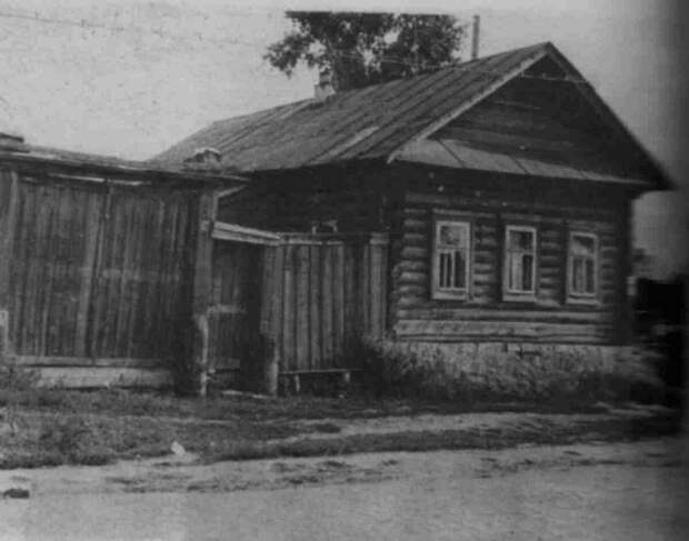 Бронзовые цветы под потолком в музее Елабуги — знак памяти Марины Цветаевой