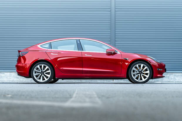 На заводе Tesla в США робот одним ударом сбил с ног человека