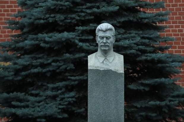 Могила Иосифа Сталина у Кремлёвской стены.