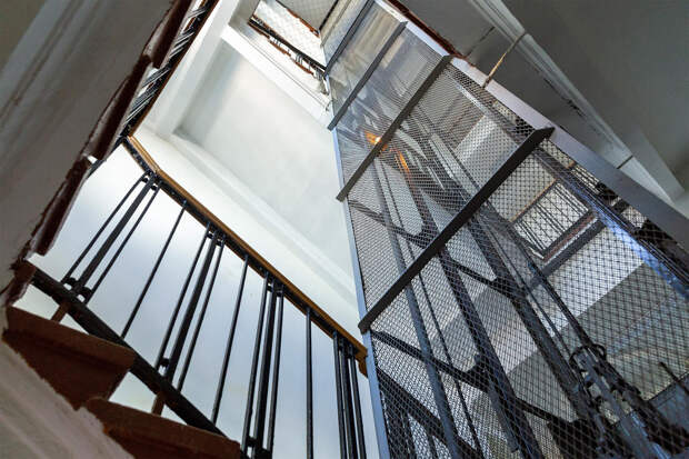 Россиян предупредили о риске лишиться квартиры из-за мусора в подъезде