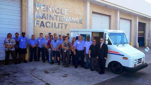 Grumman LLV на групповом фото сотрудников мастерской по обслуживания автомобилей USPS в Форт-Лодердейле, Флорида Grumman LLV, почта, почтовый фургон