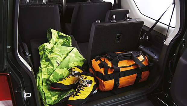 Объем багажника Suzuki Jimny всего 113 литров, но если сложить спинки задних сидений можно...