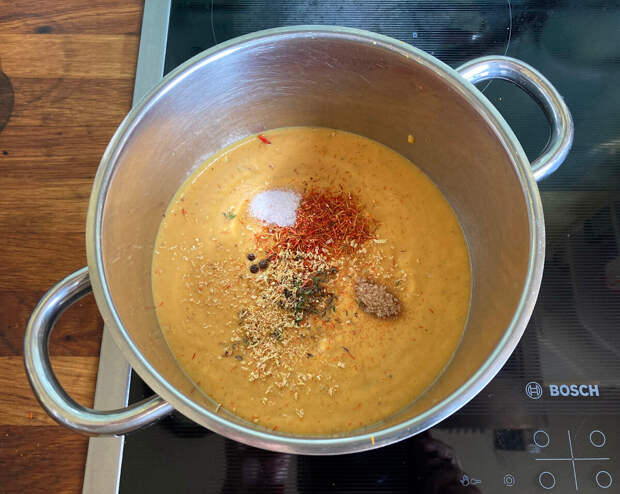 Суп-пюре из тыквы совмещает редко совместимое - он и диетический, и очень вкусный