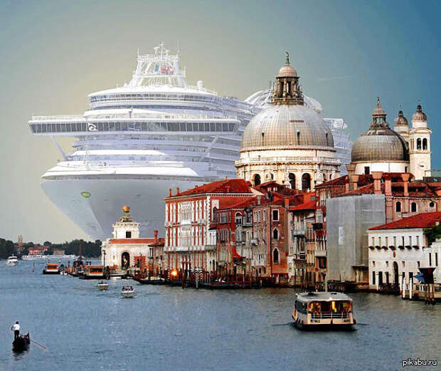 Круизный лайнер заходит в порт Венеции. (3 фото)