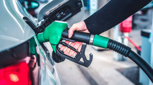 Бензин на российских АЗС подешевел впервые с весны 2024 года