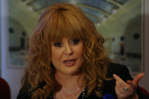 «К Алле Борисовне вопросов нет». В БКЗ объяснили, куда пропал портрет Пугачёвой