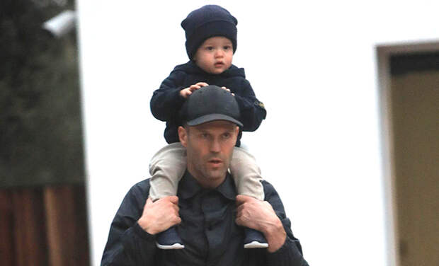 Полный форсаж: Джейсон Стэтхэм учит сына кататься на самокате